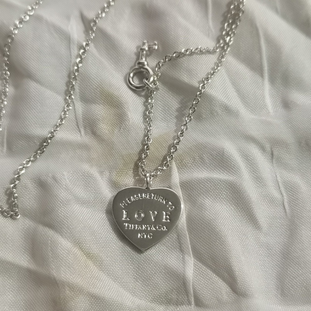 Tiffany & Co 18k White Gold Heart-Shaped Tag Key Necklace - Picture 5 of 7